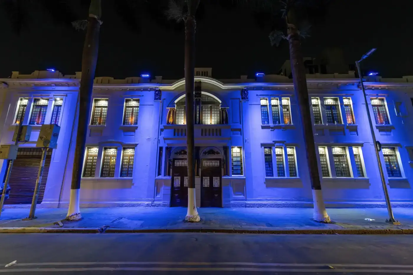 Fachada iluminada para eventos noturnos